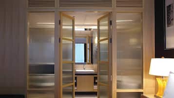 1 bedroom, premium bedding, free minibar items, in-room safe