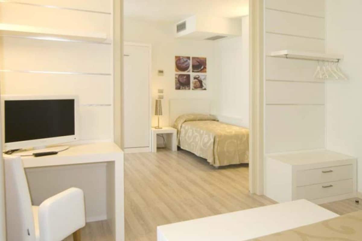 Minibar, caja de seguridad en la habitación y escritorio