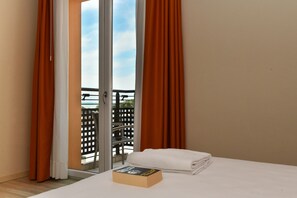Double Room, Balcony | Minibar, in-room safe, desk, blackout drapes - Hotel Vienna (Jesolo)