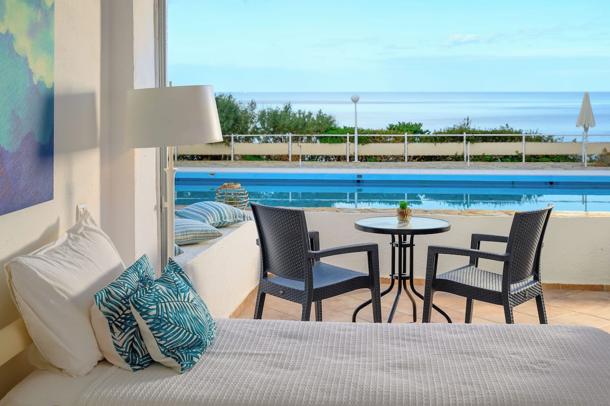 Departamento, 1 habitación, vista al mar | Minibar, cunas gratuitas y ropa de cama