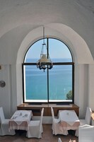 2 restaurantes, se sirven desayunos, comidas y cocina mediterránea