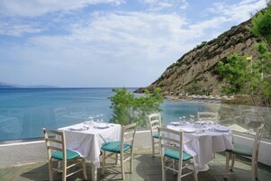 2 restaurantes, se sirven desayunos, comidas y cocina mediterránea