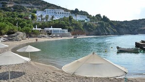 Privat strand, solsenger, parasoller og strandhåndklær