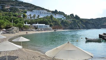 Privat strand, solstolar, parasoller och strandhanddukar