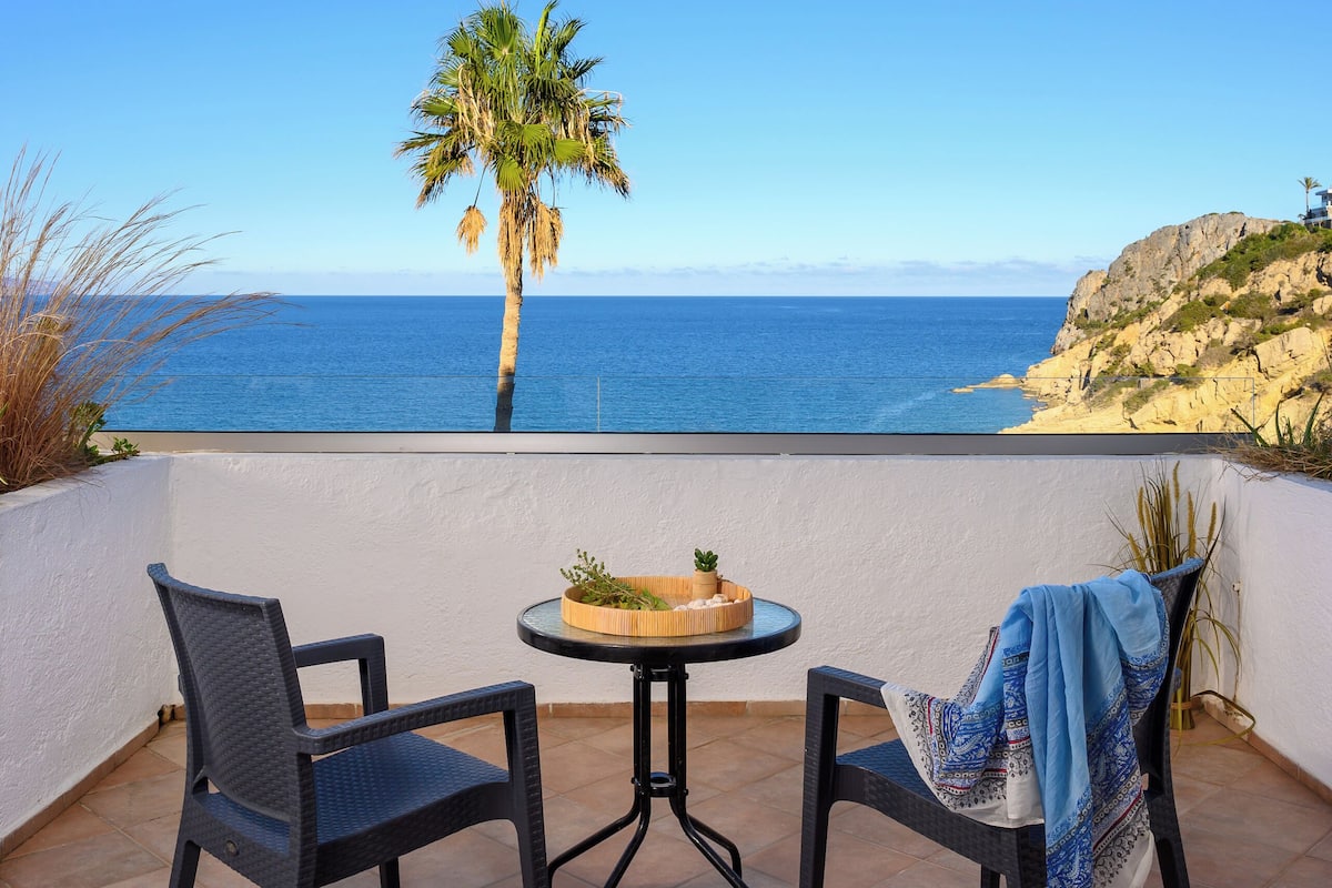 Habitación estándar, vista al mar | Minibar, cunas gratuitas y ropa de cama