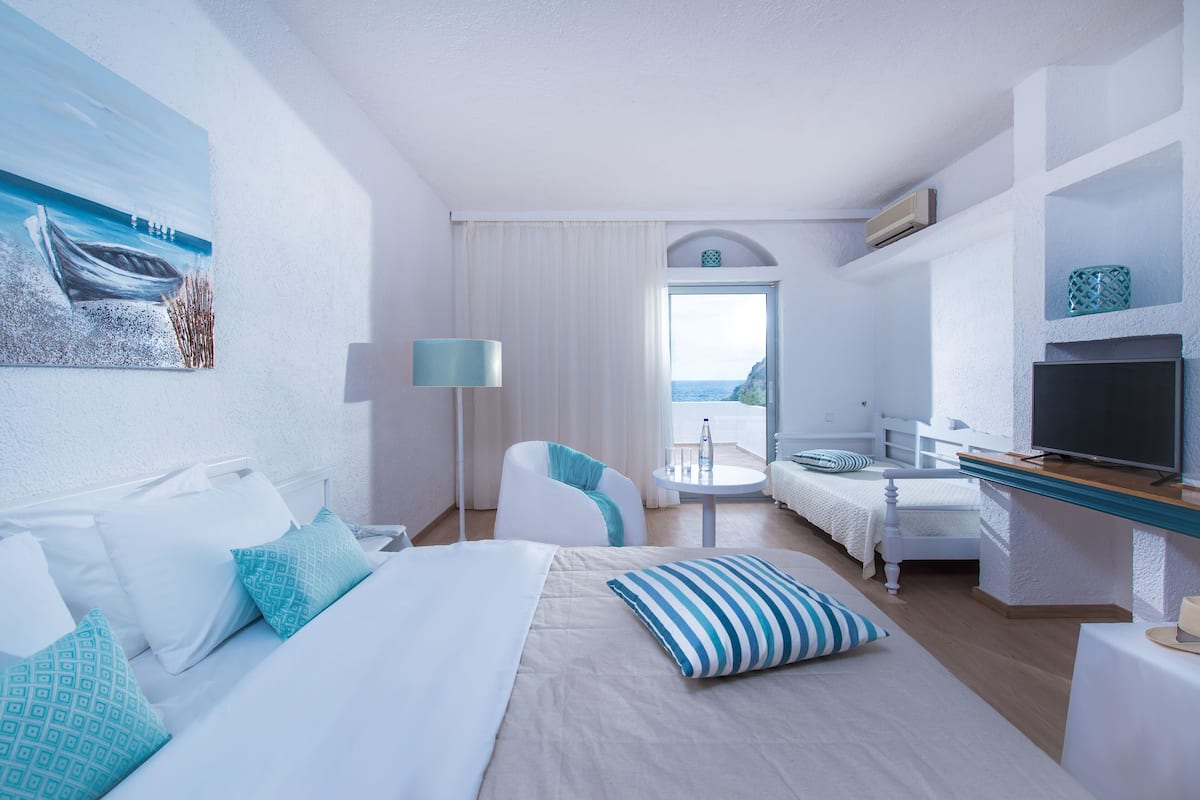 Habitación superior, vista al mar | Minibar, cunas gratuitas y ropa de cama