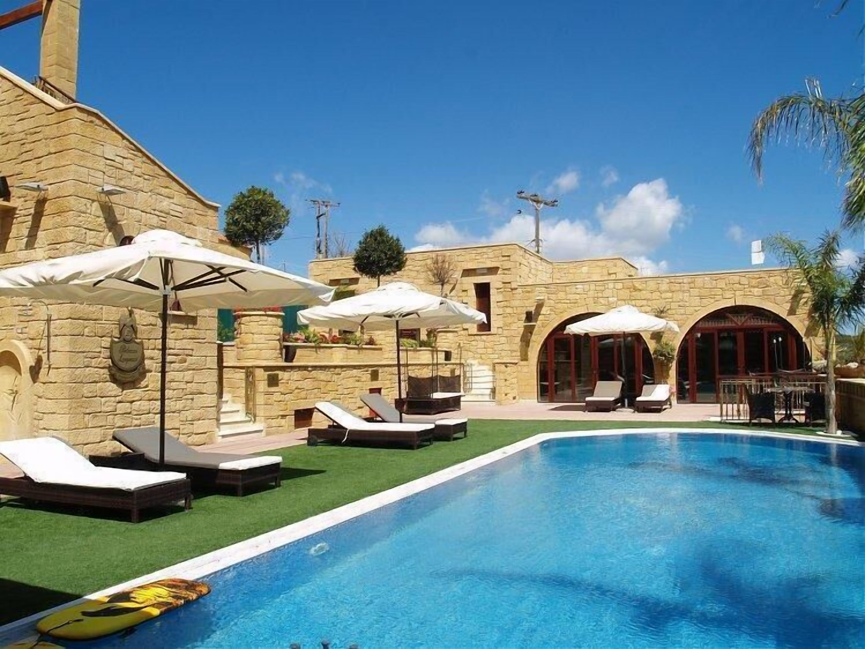 Outdoor pool, sun loungers