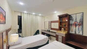 Hochwertige Bettwaren, Minibar, VerdunkelungsvorhÀnge, Zustellbetten