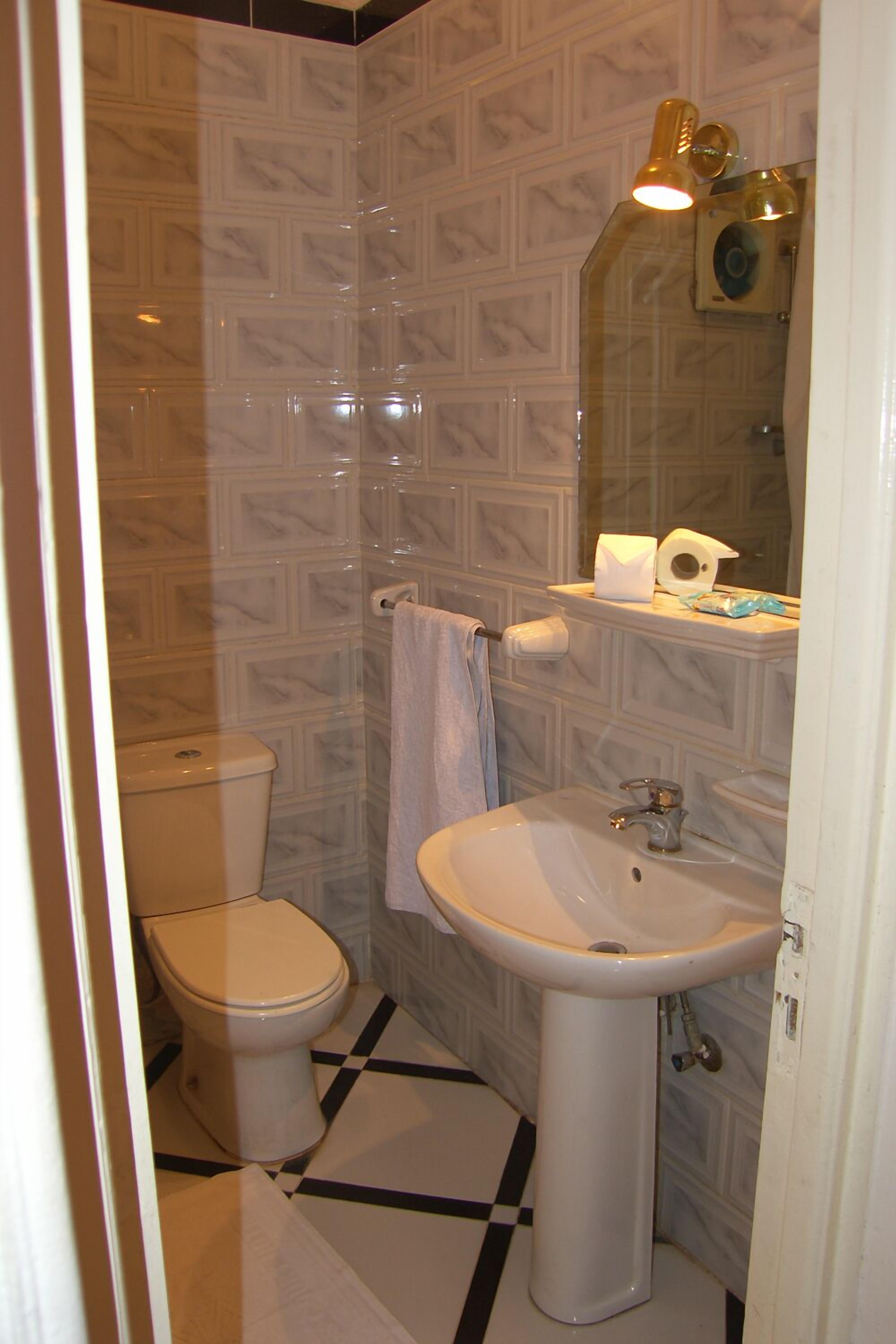 combined shower/bathtub, hair dryer, towels