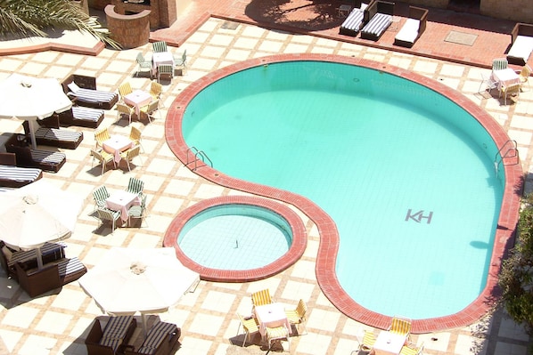 Outdoor pool, pool loungers - Karnak Hotel Luxor (Luxor)