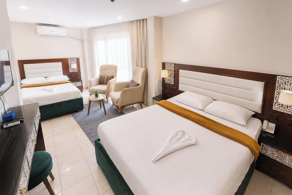 Ropa de cama de alta calidad, minibar, cortinas blackout y wifi gratis