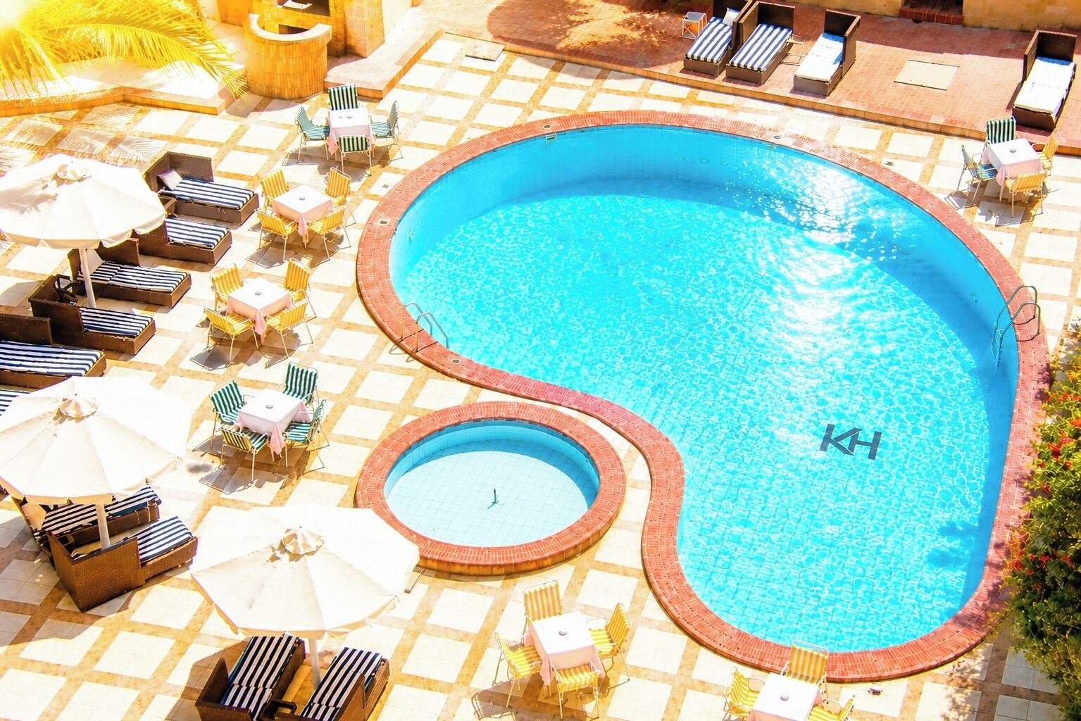 Piscina externa, espreguiçadeiras
