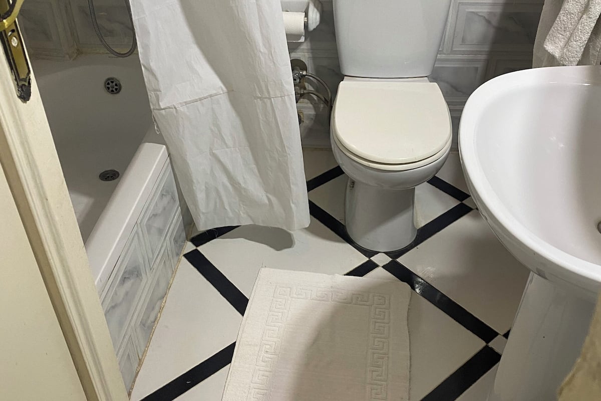 suite | bathroom | combined shower/bathtub, hair dryer, towels