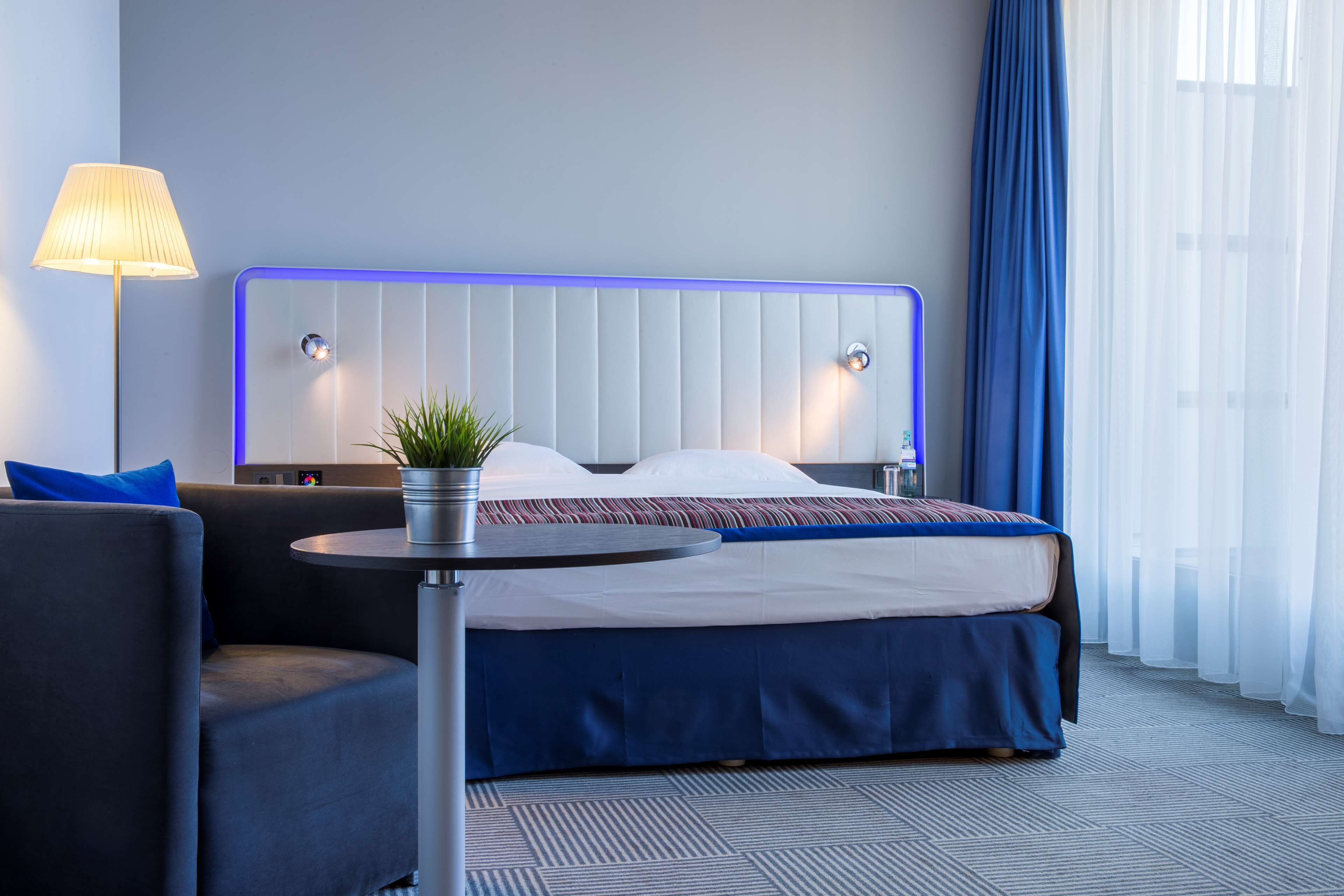 standard room | in-room safe, desk, laptop workspace, soundproofing