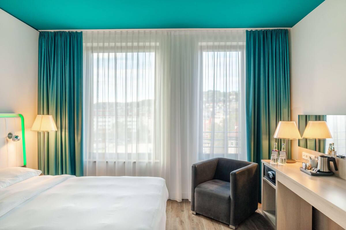 Superior Room (High Floor) | Peti besi dalam bilik, meja, ruang kerja komputer riba, kalis bunyi 