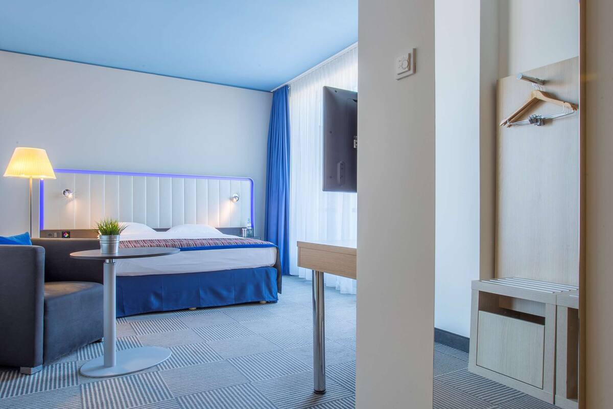 Superior Room | Peti besi dalam bilik, meja, ruang kerja komputer riba, kalis bunyi 