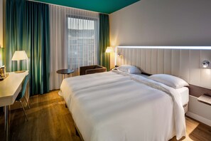 In-room safe, desk, laptop workspace, soundproofing - Park Inn by Radisson Stuttgart (Stuttgart)