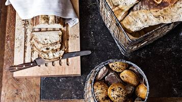 Daily to-go breakfast (EUR 18.5 per person)