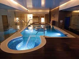 Indoor spa tub