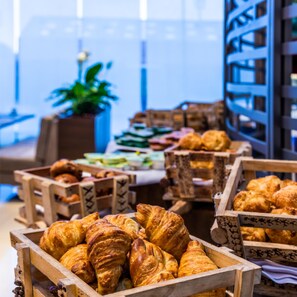 บริการอาหารเช้า อาหารกลางวัน และอาหารเย็น