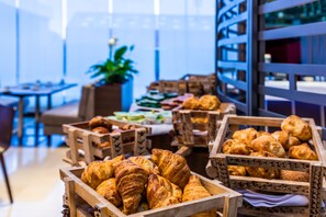 Buffet déjeuner servi tous les jours en supplément