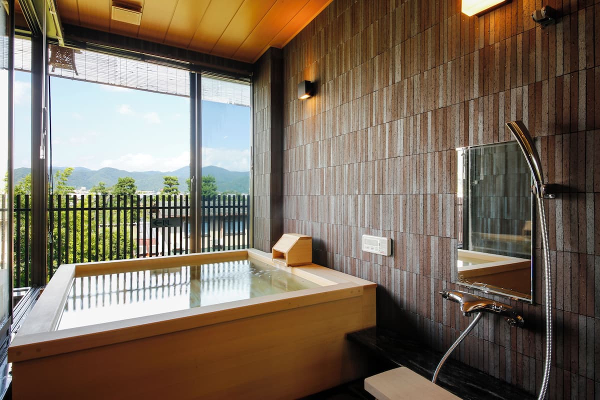 Traditionele kamer, niet-roken, uitzicht op rivier (Japanese style, Partial open-air bath) | Een kluis op de kamer, gratis wifi