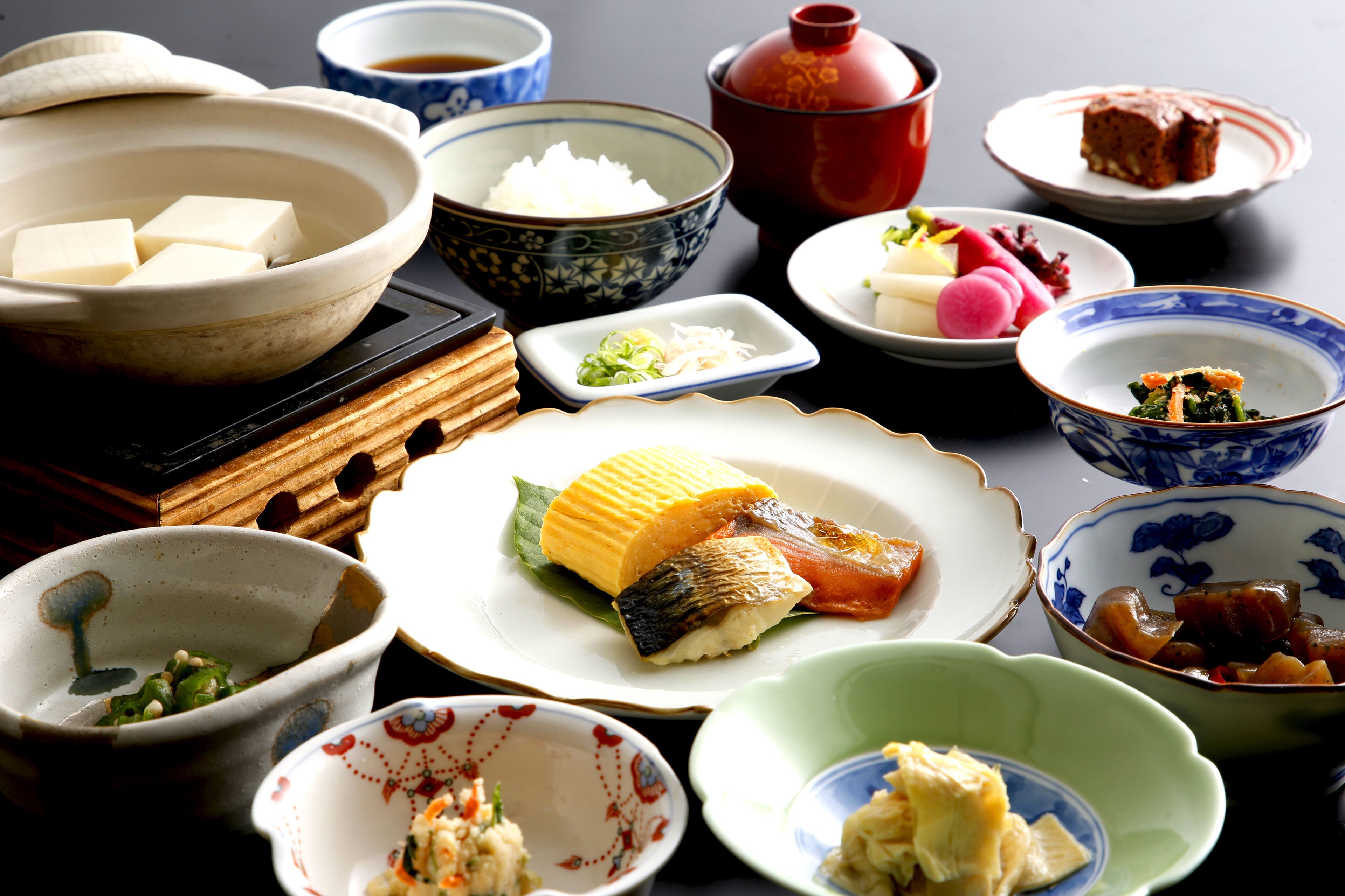 Una variedad de platos tradicionales japoneses dispuestos sobre una mesa.