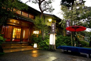 A traditional Japanese building with a wooden entrance and a signboard. - Togetsutei (Kyoto)