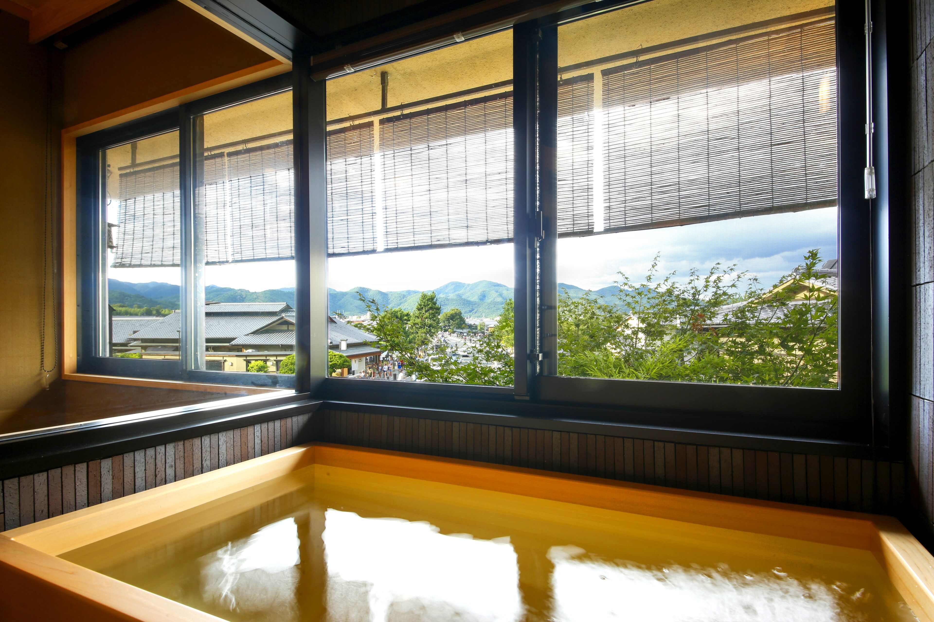 Dutxa, articles de tocador gratuïts, assecador de cabells i sabatilles 