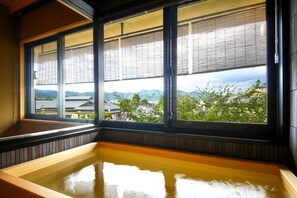 Regadera, amenidades de baño gratuitas, secadora de cabello, pantuflas