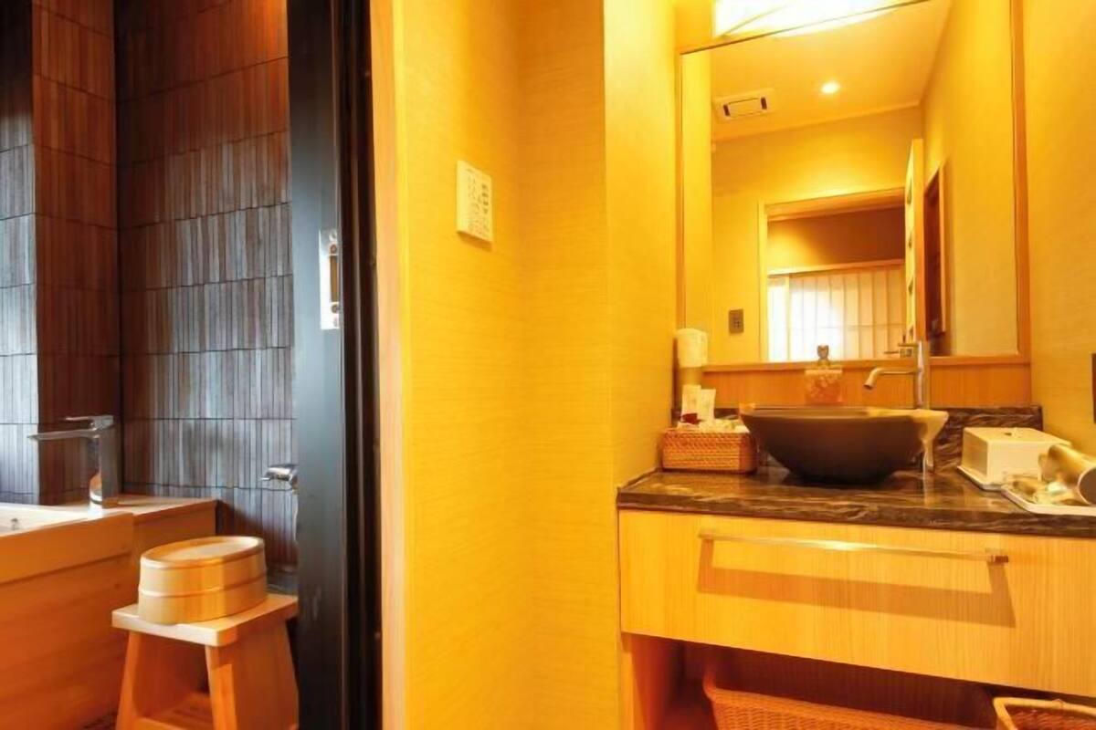 Een douche, gratis toiletartikelen, een haardroger, pantoffels
