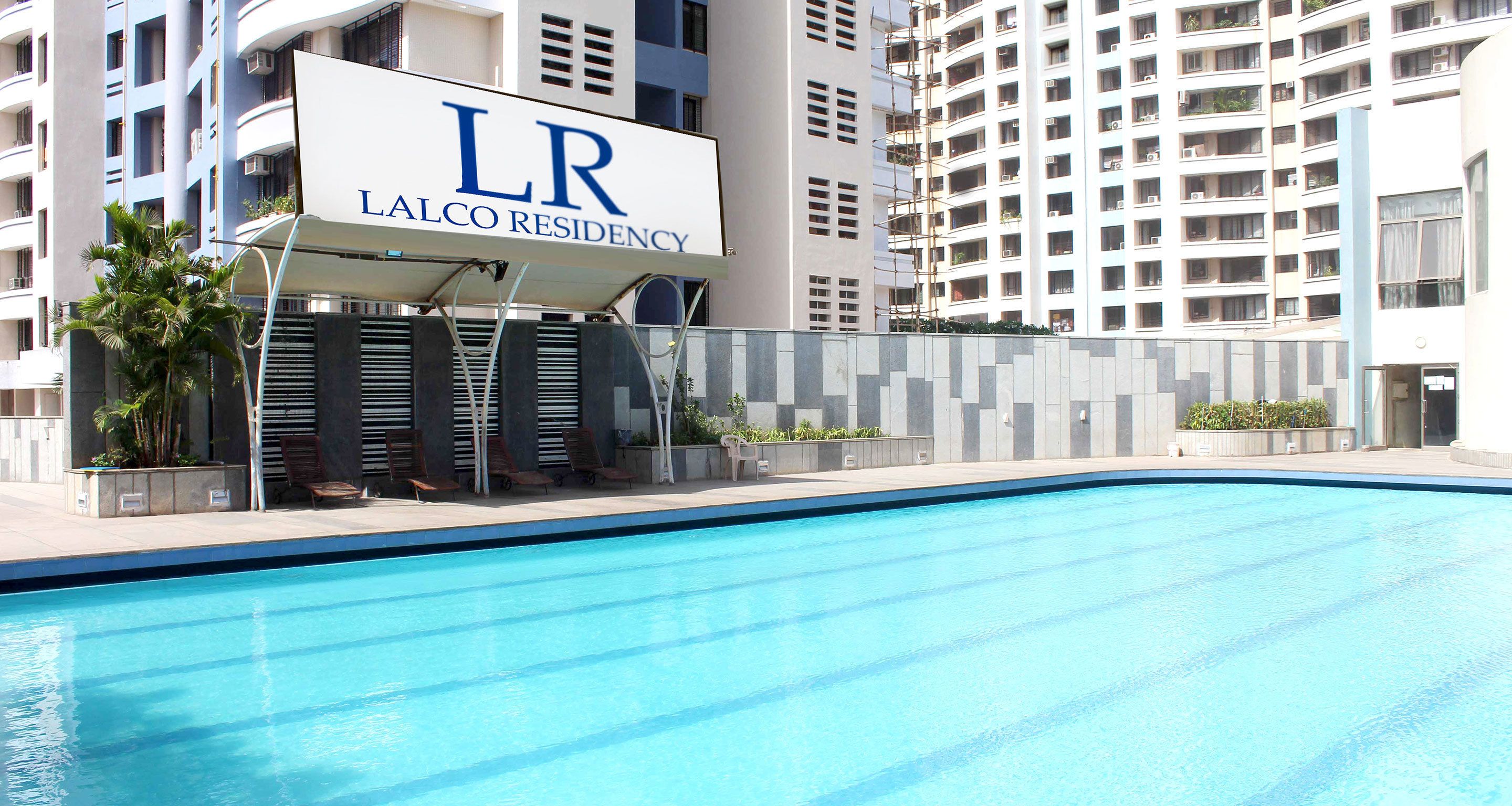 Una piscina con un letrero que indica LALCO RESIDENCY.