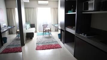 Suite de diseño | Ropa de cama de alta calidad, minibar, caja fuerte y escritorio