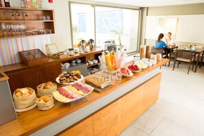 Petit déjeuner et déjeuner servis sur place