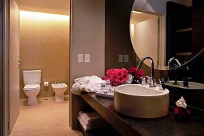 Combined shower/tub, deep soaking tub, rainfall showerhead - Atempo Design Hotel (Buenos Aires)
