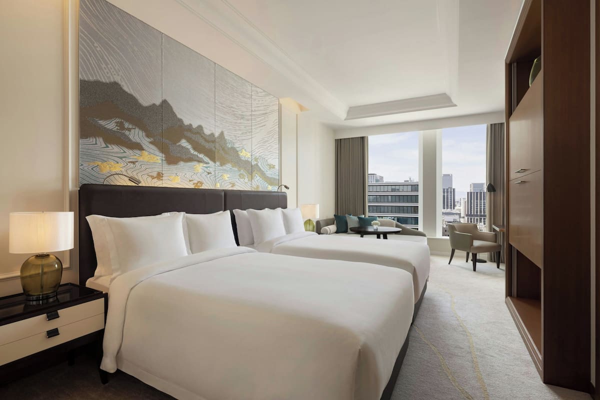 Habitación Grand, 2 camas matrimoniales, vista a la ciudad | Edredón, minibar, caja de seguridad en la habitación y escritorio