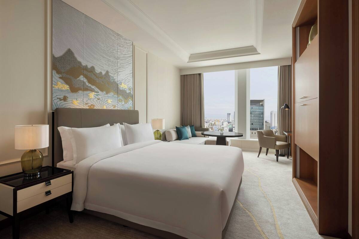 Habitación Grand, 1 cama King size, vista a la ciudad | Edredón, minibar, caja de seguridad en la habitación y escritorio