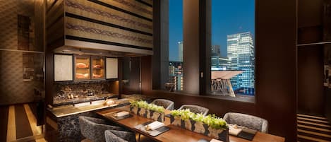 3 restaurants, breakfast, lunch, dinner served; French cuisine