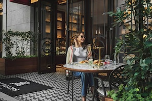 3 restaurants; breakfast, lunch, and dinner served - The St. Regis Osaka (Osaka)