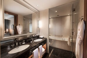 Separate bathtub and shower, deep-soaking bathtub