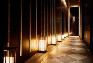 3 restaurantes, se sirven desayunos, comidas, cenas y cocina francesa