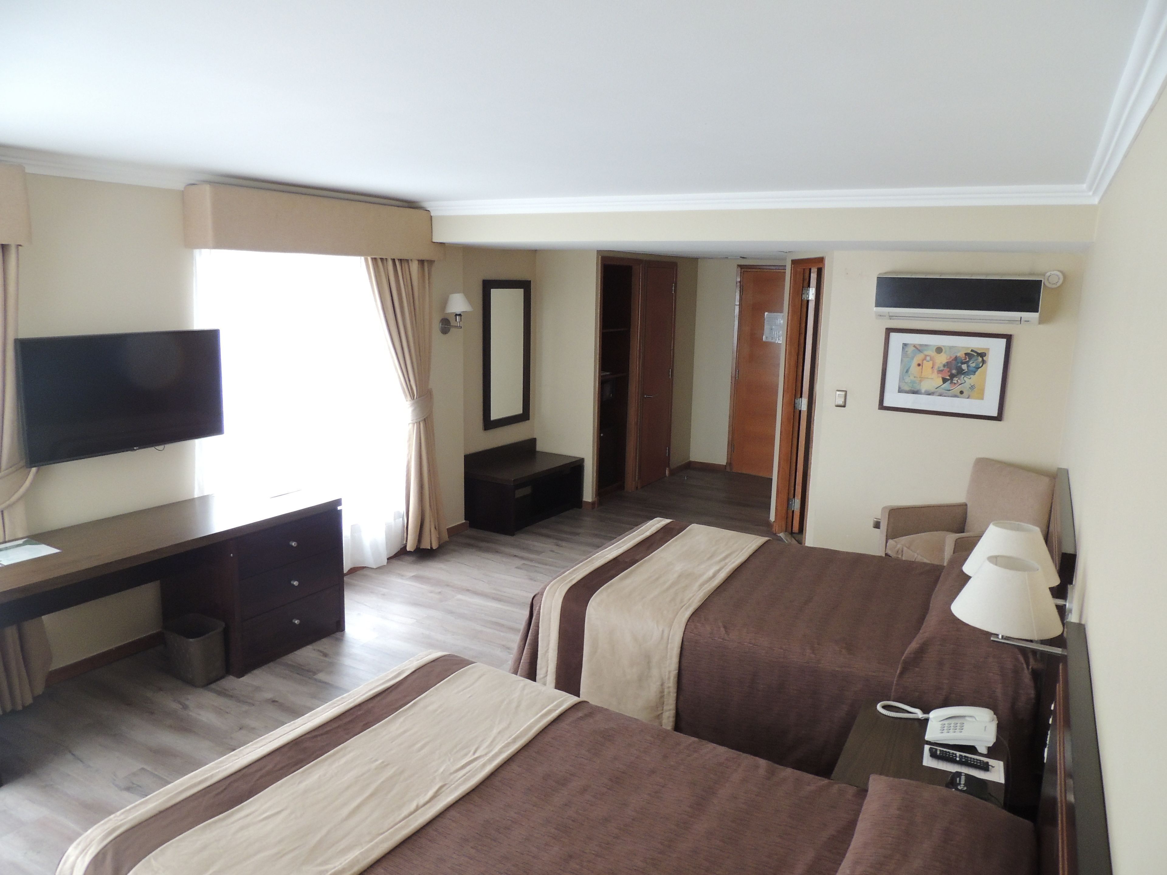 Minibar, Zimmersafe, Schreibtisch, Verdunkelungsvorhänge