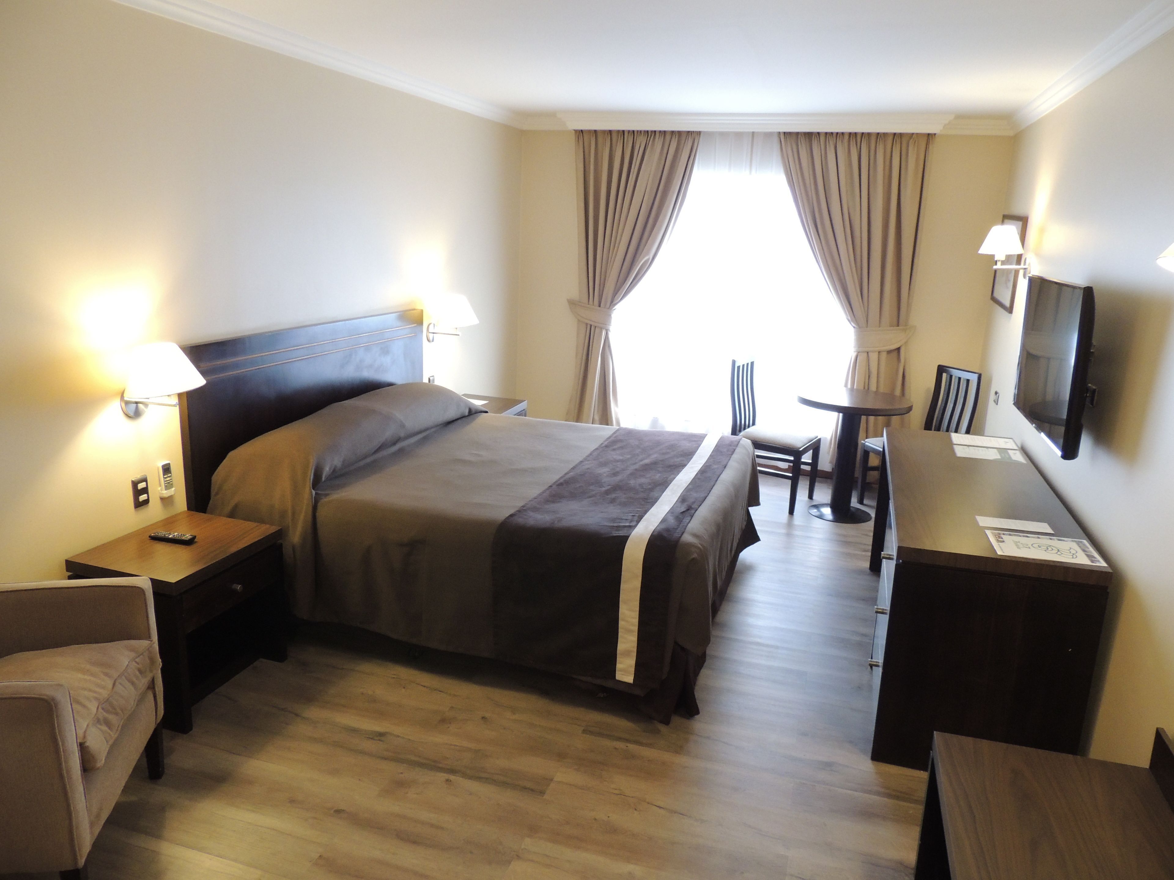 Minibar, Zimmersafe, Schreibtisch, Verdunkelungsvorhänge