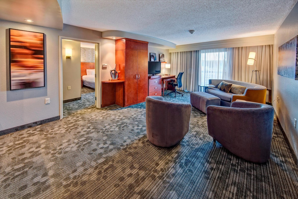 suite, 1 bedroom | in-room safe, desk, iron/ironing board, free cots/infant beds