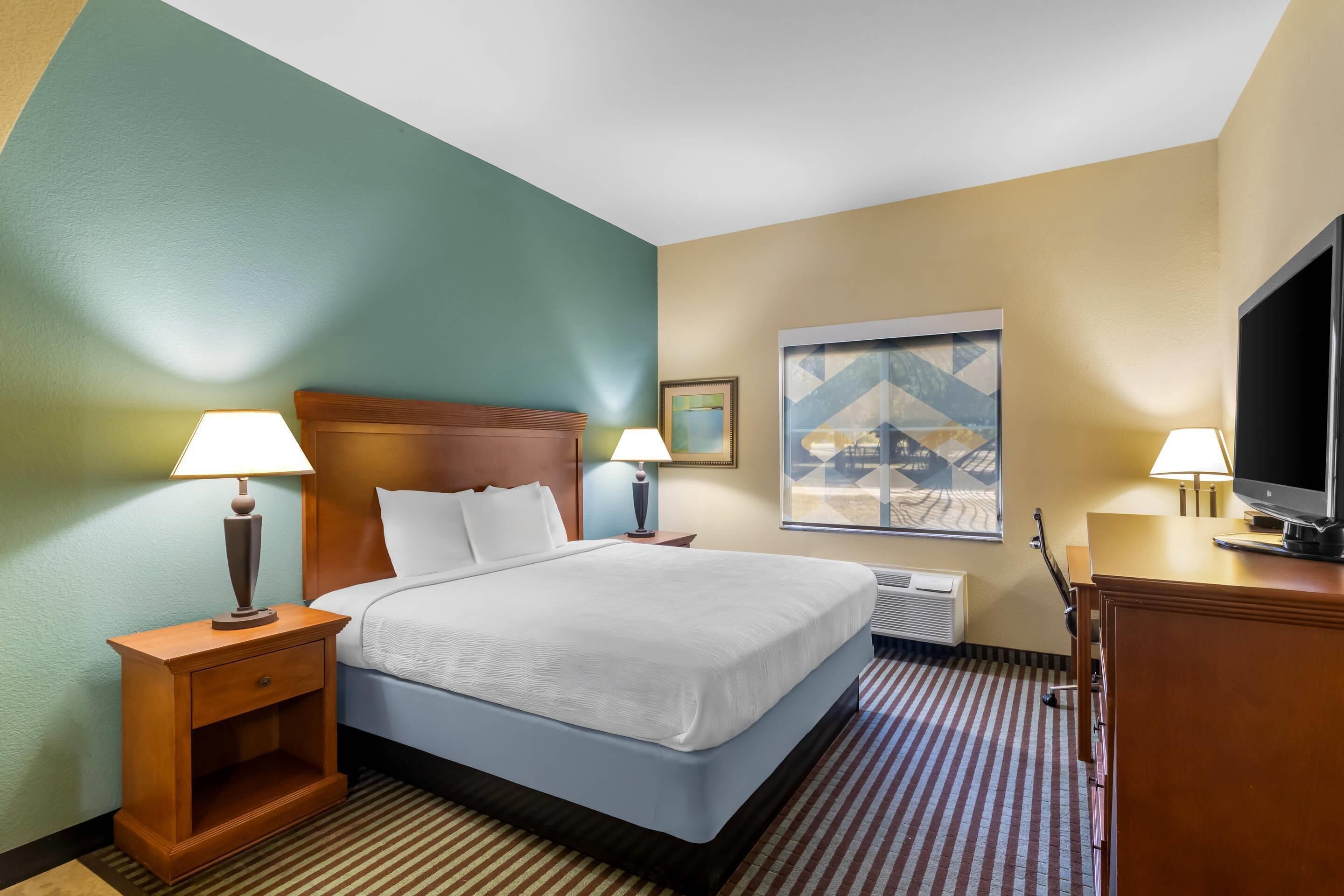 In-room safe, desk, iron/ironing board, bed sheets