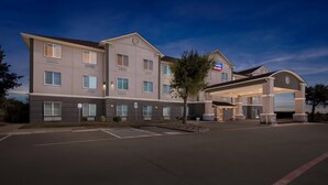 A multi-story hotel with a covered entrance and a parking lot. - Quality Inn & Suites - Marlin (Marlin)