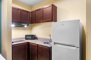 In-room safe, desk, iron/ironing board, bed sheets