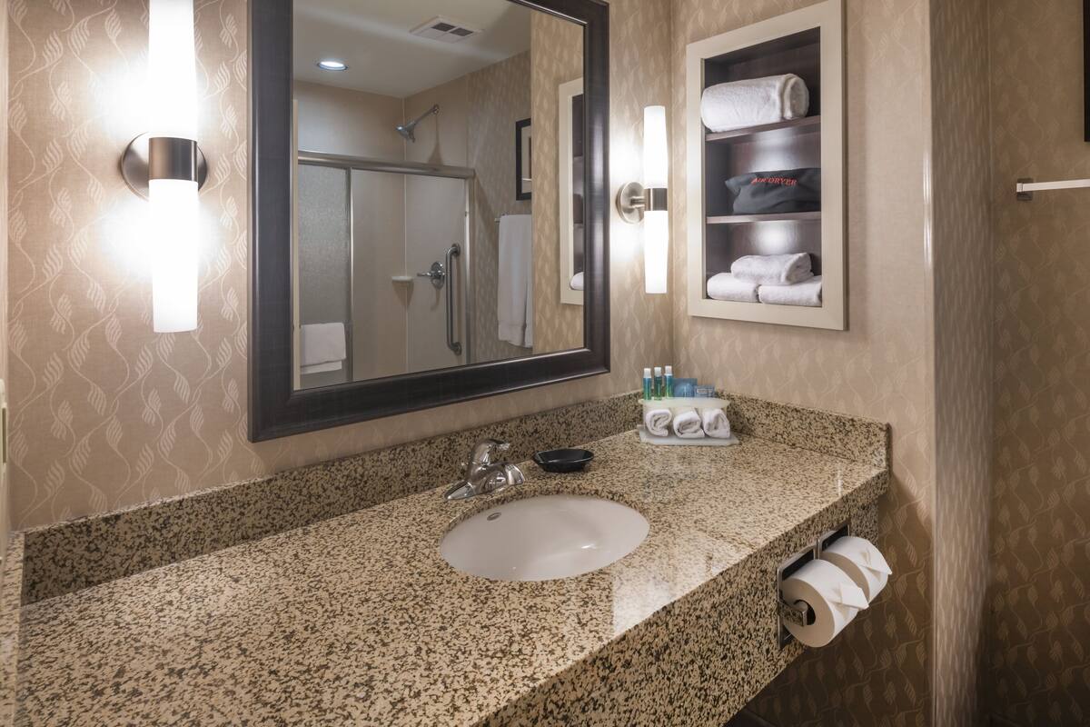 combined shower/bathtub, hair dryer, towels