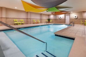 Alberca techada, acceso de 07:00 a 22:00, y camastros 