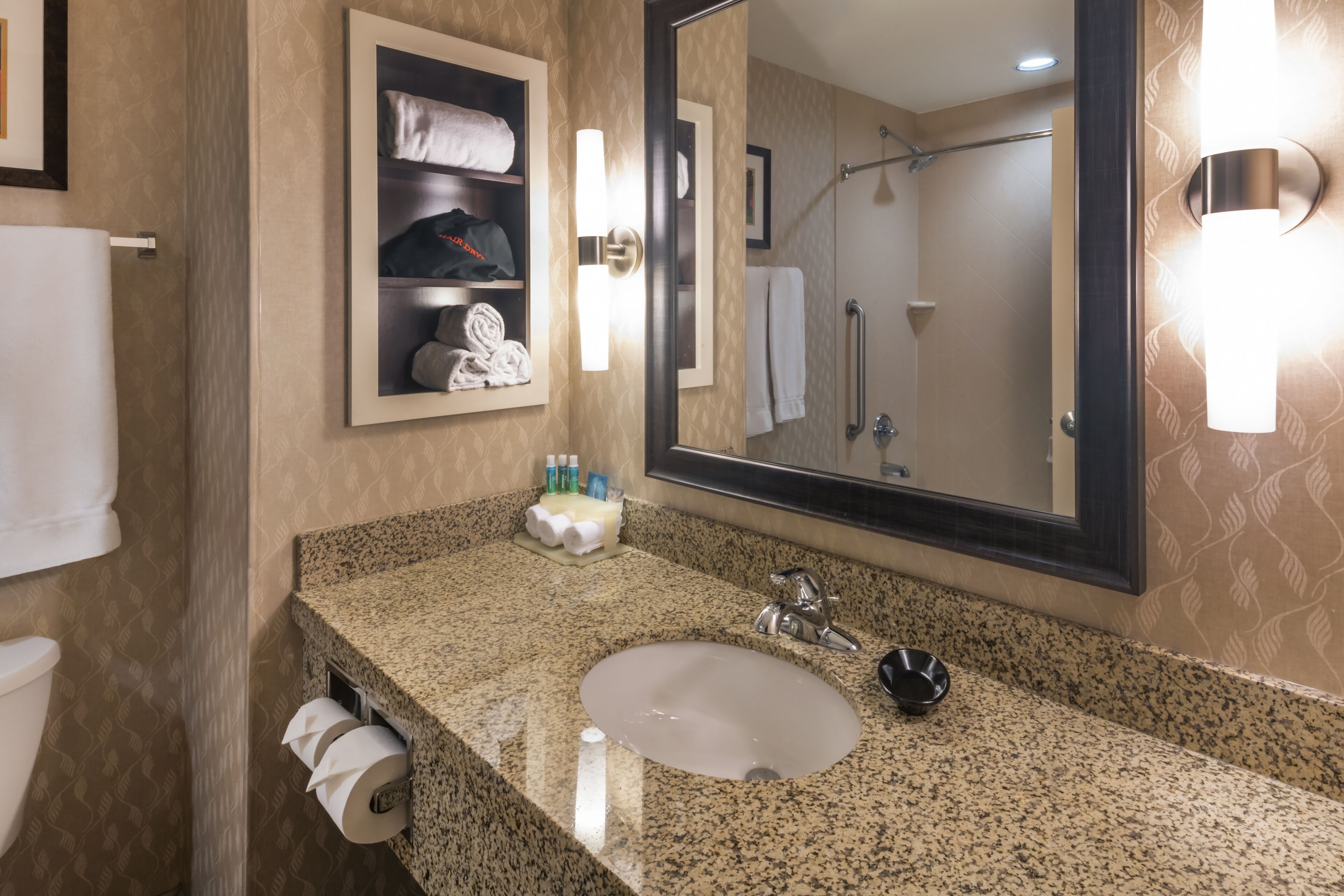 combined shower/bathtub, hair dryer, towels